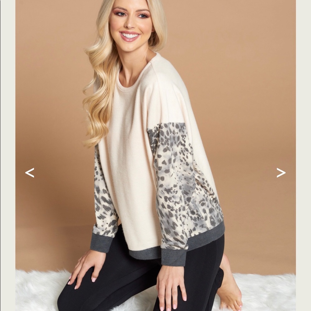 NWT!Textured Color Block Leopard Sweatshirt”Medium - Picture 3 of 5